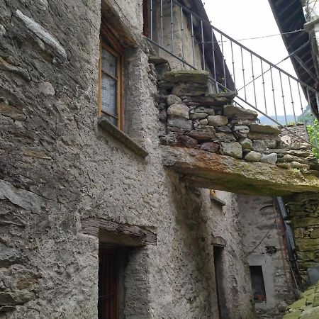 il fiume di fianco. appartamento alta valsesia Mollia Esterno foto