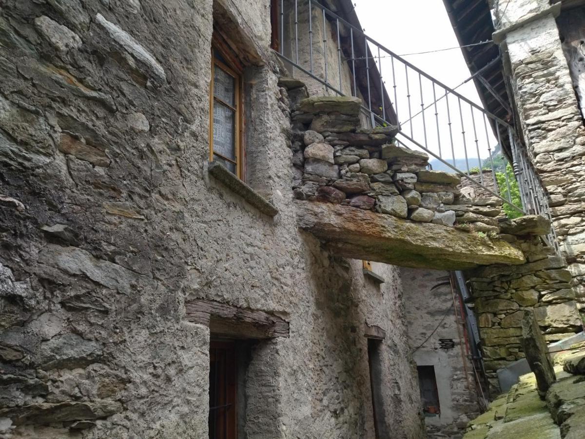 il fiume di fianco. appartamento alta valsesia Mollia Esterno foto