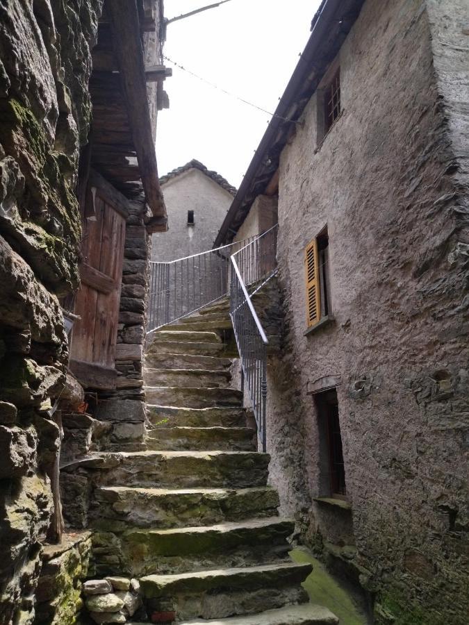 il fiume di fianco. appartamento alta valsesia Mollia Esterno foto